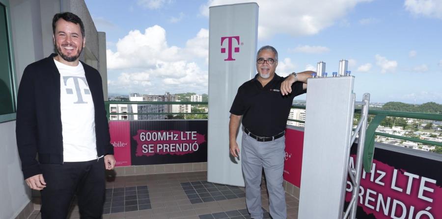 A la izquierda, Jorge Martel, principal ejecutivo de T-Mobile Puerto Rico, junto a Roberto Bayrón, director de ingeniería de la empresa. Al fondo, una de las nuevas antenas de la proveedora de telecomunicaciones. (Suministrada) (horizontal-x3)