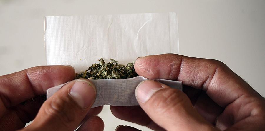 Un hombre prepara un cigarrillo con marihuana sintética. (GFR Media) (horizontal-x3)