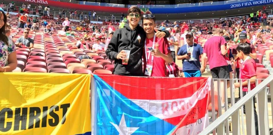 Foto de Joedryell Velázquez en el estadio Luzhnikí de Moscú con la bandera de Puerto Rico. (Foto/Twitter) (horizontal-x3)
