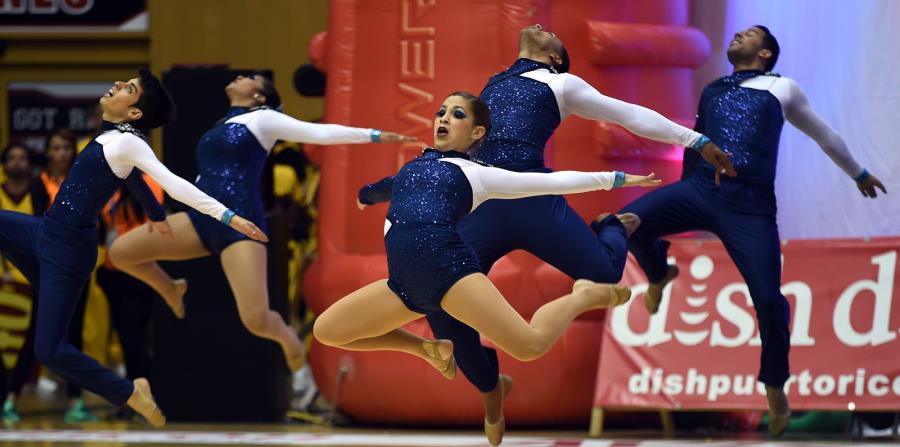 El grupo de baile de la Universidad de Puerto Rico en Bayamón realiza su coreografía durante las Justas del 2015. (horizontal-x3)