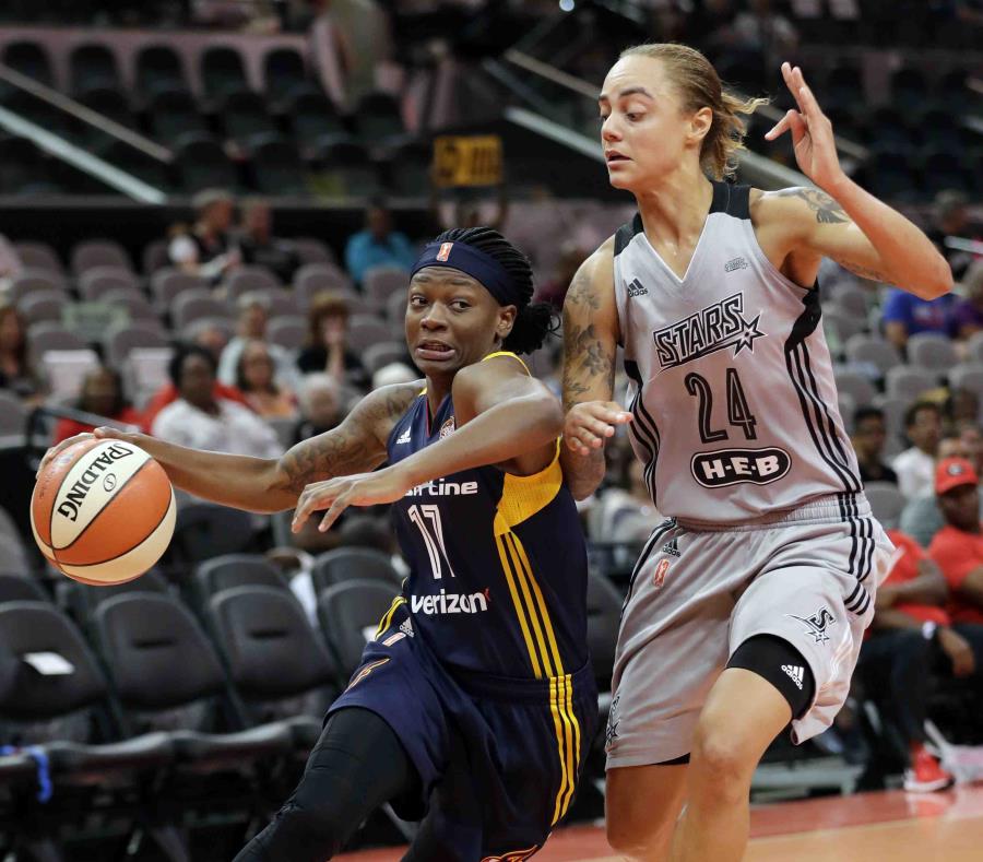 Jazmon Gwathmey, a la derecha en gestión defensiva, en uniforme de San Antonio de la WNBA. (AP / Archivo) (semisquare-x3)