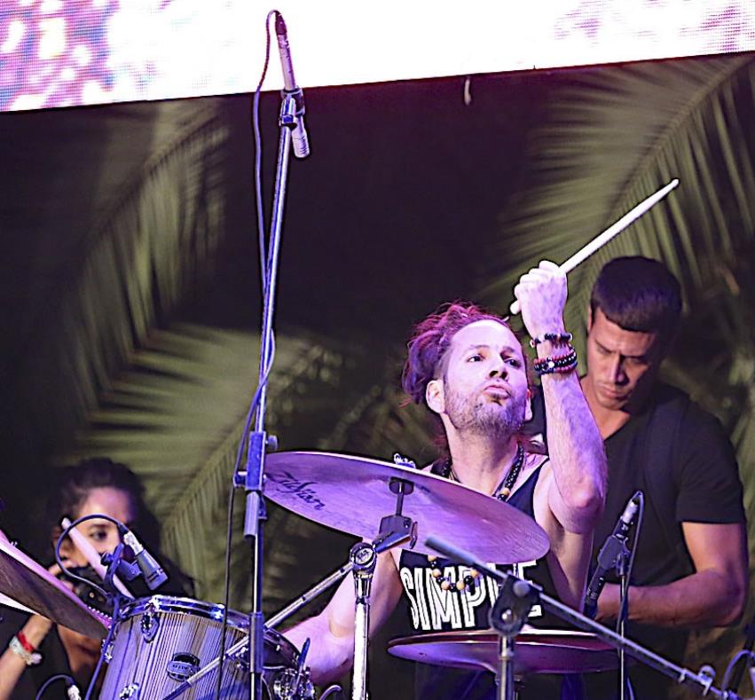 Henry Cole es un músico puertorriqueño afincado en Nueva York que se ha hecho un nombre fusionando melodías del jazz, el rock y el rap con ritmos caribeños heredados de la música africana, sobre todo, la bomba boricua. (semisquare-x3)