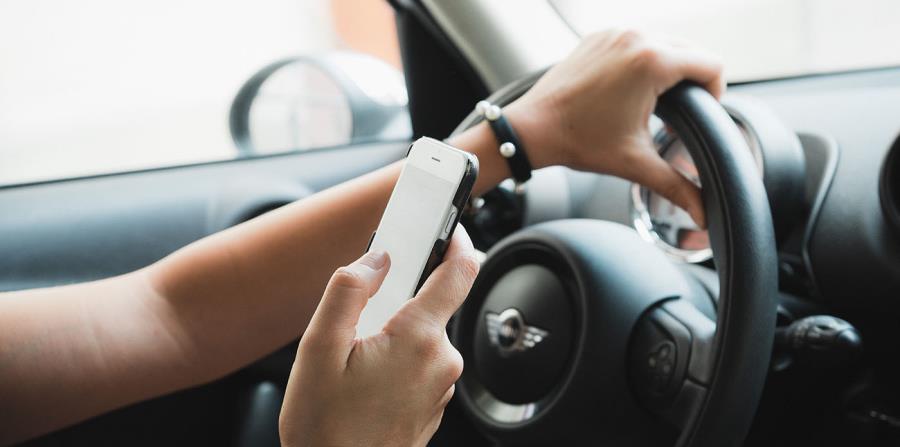 Entre las causas de distracción más peligrosas por el uso del móvil al volante, los encuestados destacan el uso de las redes sociales, la lectura de noticias, el uso de aplicaciones de mensajería instantánea. (horizontal-x3)