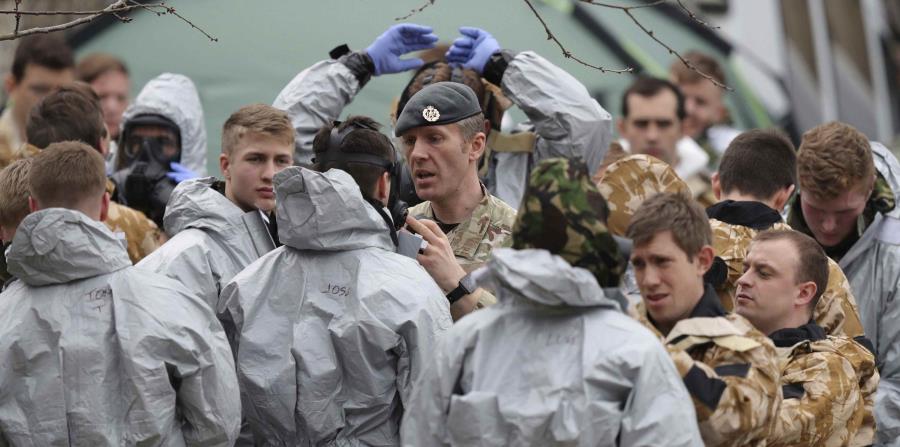 Personal militar se prepara para retirar autos de un estacionamiento en Salisbury, Inglaterra, mientras policías y fuerzas armadas investigan un supuesto ataque con una neurotoxina contra el ex agente doble ruso Sergei Skripal, (horizontal-x3)