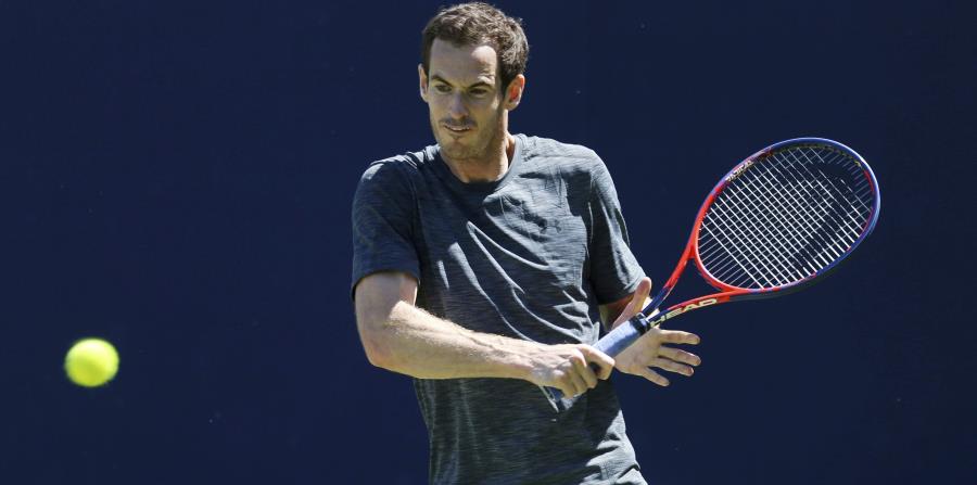 El británico Andy Murray regresa un tiro en una sesión de práctica en el primer día de actividades del torneo de Queen's. (horizontal-x3)