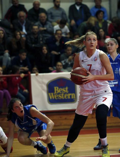 Kovacevic anotó cinco puntos por el Estrella Roja de Belgrado el miércoles, en la liga principal de mujeres en Serbia (vertical-x1)