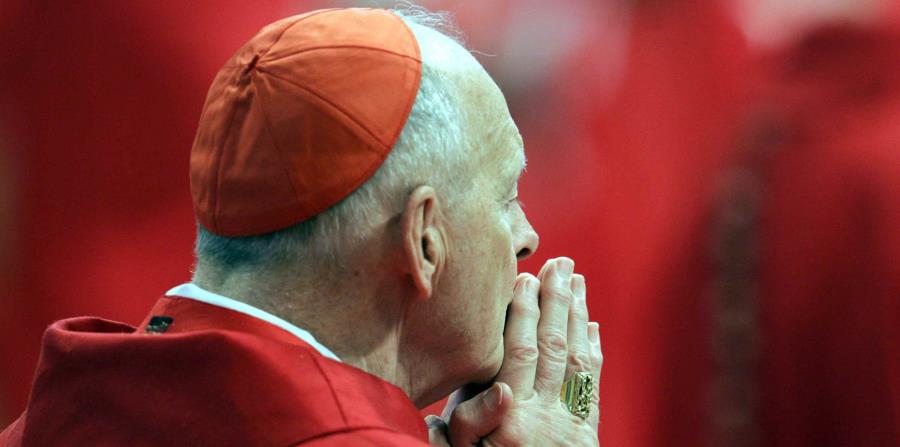 El cardenal estadounidense Theodore Edgar McCarrick durante una misa en la basílica de San Pedro del Vaticano. (AP) (horizontal-x3)