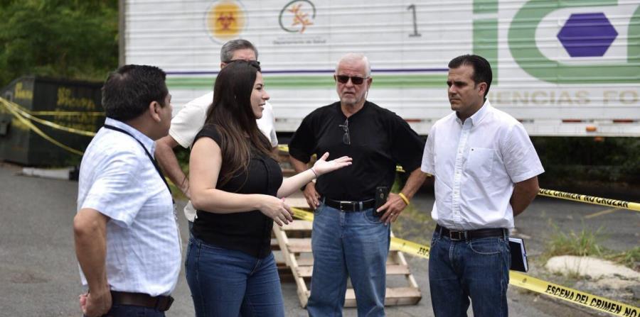 El viernes pasado, personal de la agencia se negó a abrir los contenedores donde están 76 cadáveres a las afueras del edificio en Río Piedras. (Suministrada) (horizontal-x3)