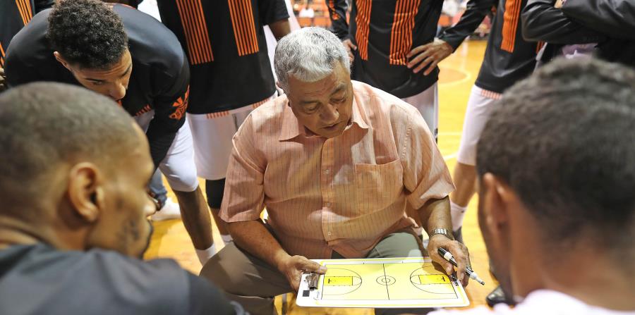 Flor Meléndez da instrucciones a los jugadores de San Germán. (horizontal-x3)