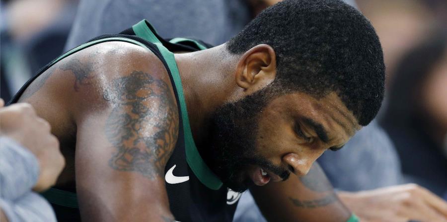 Kyrie Irving maldijo la festividad cuando un periodista le deseó feliz día luego de la derrota en casa ante los Knicks. (AP) (horizontal-x3)
