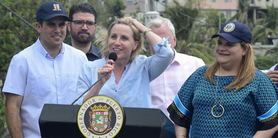 La subsecretaria de HUD, Pamela Hughes Patenaude, junto a la comisionada residente, Jenniffer González, y el gobernador Ricardo Rosselló (horizontal-x3)