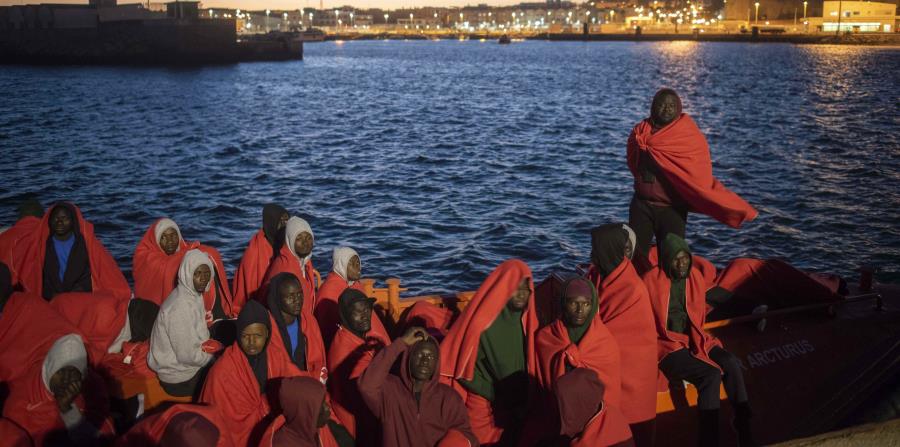 En esta fotografía tomada el viernes se muestra a unos migrantes a bordo de un barco del Servicio de Rescate Marítimo de España, en el puerto español de Tarifa (horizontal-x3)