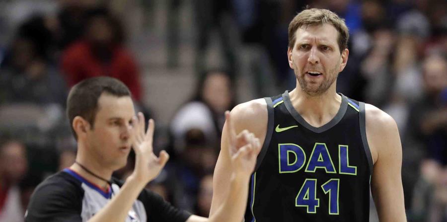 Un referí le canta una falta a Dirk Nowitzki. (AP) (horizontal-x3)