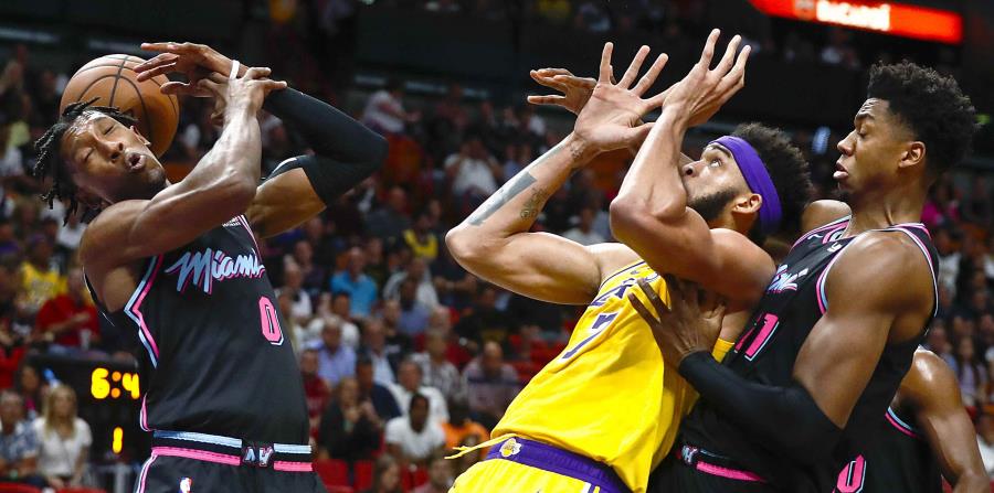 Josh Richardson, base del Heat de Miami, intenta atrapar un balón, frente a JaVale McGee, pívot de los Lakers de los Ángeles, ayer. (AP) (horizontal-x3)