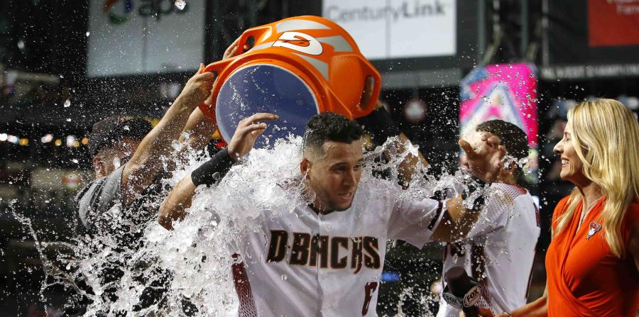 Peralta recibe un baño de agua fría tras conectar un jonrón. (AP) (horizontal-x3)