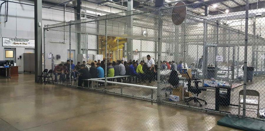 En esta fotografía proporcionada por la Oficina de Aduanas y Protección Fronteriza de Estados Unidos, personas que han sido detenidas por intentar entrar al país sin autorización, están sentadas en una de las jaulas en el centro de McAllen, Texas (horizontal-x3)