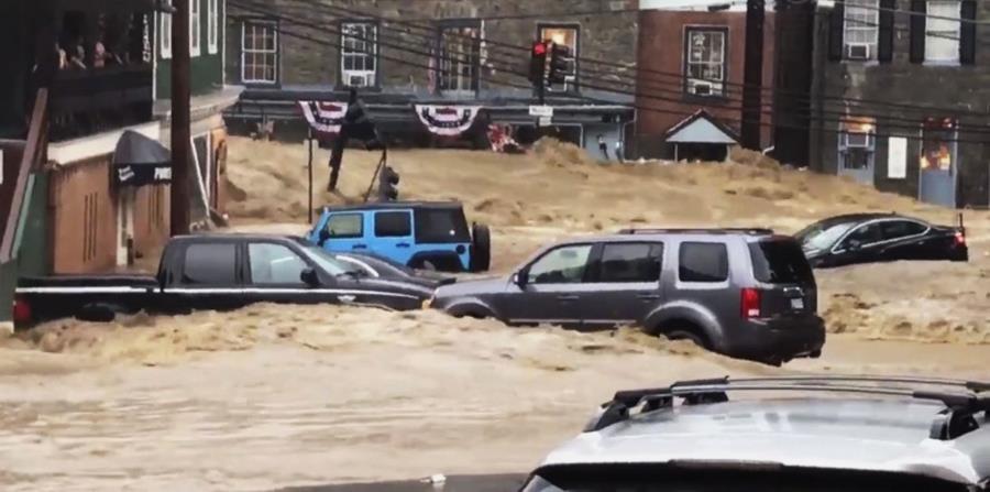 Una inundación recorre la avenida principal de Ellicott City, Maryland, el domingo 27 de mayo de 2018. (horizontal-x3)