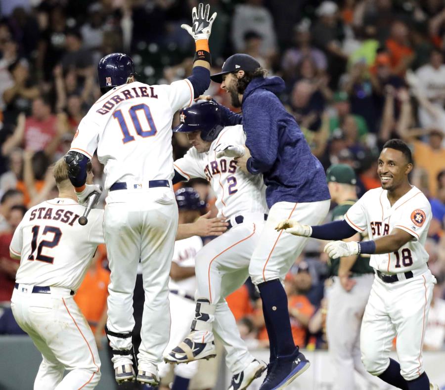 Alex Bregman y los Astros celebran el triunfo. (AP) (semisquare-x3)