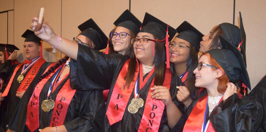 Estudiantes del recinto de Ponce de los Centros Sor Isolina Ferré posan para una foto tras su ceremonia de graduación de cuarto año, celebrada ayer en Coamo. (Suministrada) (horizontal-x3)