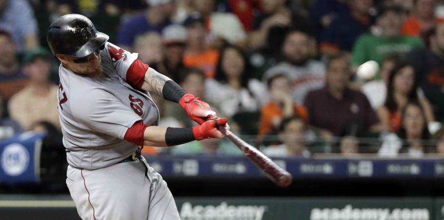 Christian Vázquez pega un jonrón en la séptima entrada. (AP) (horizontal-x3)
