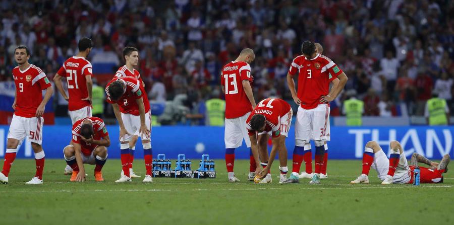 Los jugadores rusos salen del campo de juego tras ser eliminados por Croacia. (AP) (horizontal-x3)