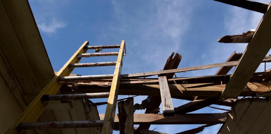 It details that only 194,126 cases were approved for housing repair or replacement assistance, among 1,067,618 applications submitted to FEMA. (horizontal-x3)