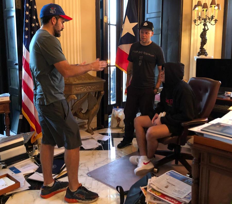 Rosselló atendió a Bad Bunny y a Residente en su oficina en La Fortaleza. (Suministrada) (semisquare-x3)