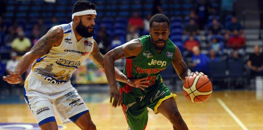 Kyle Viñales, con el balón, viene de registrar una sólida temporada con Humacao en el BSN. (GFR Media) (horizontal-x3)