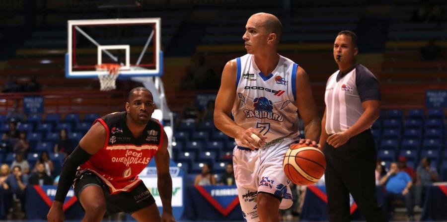 Carlos Arroyo, con el balón, lució con 23 puntos y 14 asistencias en la victoria de los Cariduros ante los Piratas. (david.villafane@gfrmedia.com) (horizontal-x3)