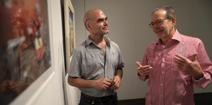Ignacio Cortés y Juhasz en la galería de una de las exhibiciones, que incluyen diferentes materiales- fotografías, pinturas, documentos, videos, instalaciones y otros elementos. (horizontal-x3)