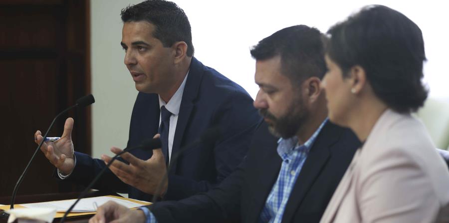 El vicealcalde de Aguada Wilbert Ortiz (extrema izquierda) mostró preocupación de que el servicio de agua potable al municipio se vea afectado por los trabajos de reparación. (horizontal-x3)