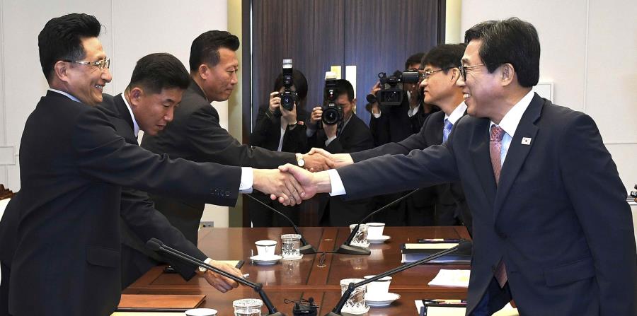 El jefe de la delegación surcoreana, Jeon Choong-ryul, estrecha la manos de su homólogo norcoreano, Won Kil U, durante una reunión en la localidad de Panmunjom, en la zona desmilitarizada (horizontal-x3)