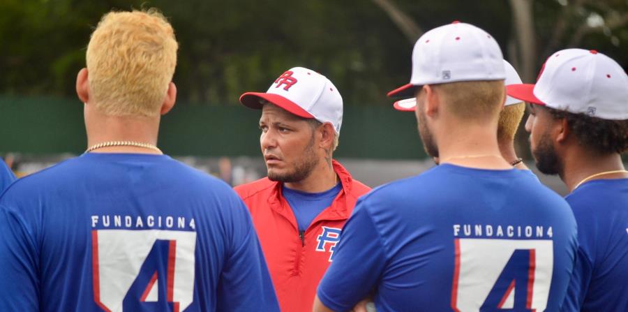 Yadier Molina, dirigente del Equipo Nacional Sub-23, habla con sus jugadores antes de comenzar la práctica de ayer en Colombia. (Suministrada) (horizontal-x3)
