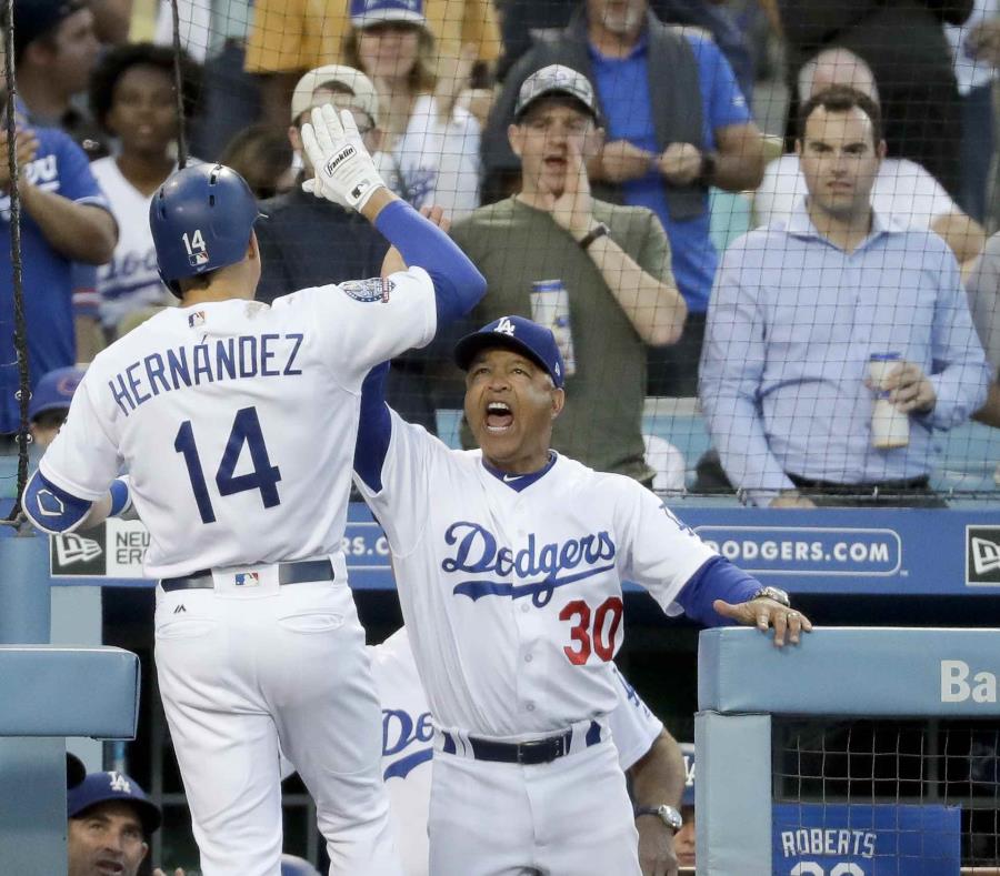 Enrique Hernández celebra su cuadrangular con el dirigente Dave Roberts. (AP) (semisquare-x3)