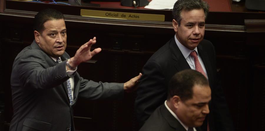 Miguel Romero (al centro, presentó ayer un borrador para enmendar la Ley 100. (horizontal-x3)