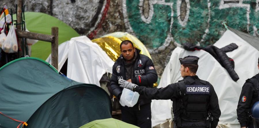 Policía cierra campamentos de migrantes en el centro de París (horizontal-x3)