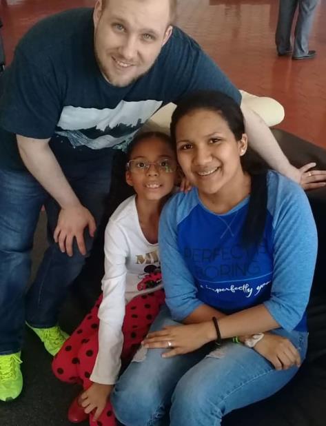 En esta foto distribuida por la familia Holt, Joshua Holt posa con su esposa Thamara y la hija de ella en el aeropuerto de Caracas, sábado 26 de mayo de 2018. (AP) (vertical-x1)