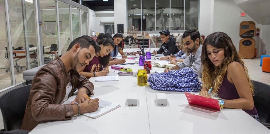 Durante los talleres, los estudiantes aprenderán cómo recopilar información pertinente y cómo redactar noticias, entre otras destrezas relacionadas con el periodismo. (Suministrada) (horizontal-x3)