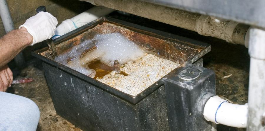 Como parte del proyecto en curso, la AAA estará inspeccionando las trampas de grasa de los 20,000 comercios en su inventario. (horizontal-x3)