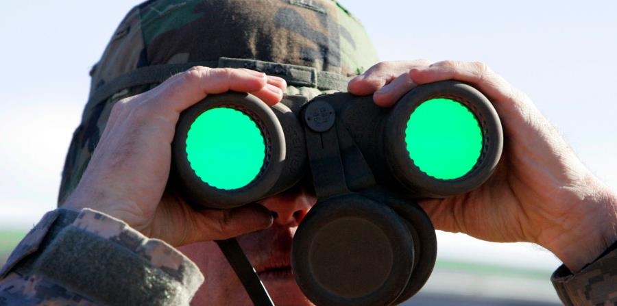Un sargento la Guardia Nacional vigila a un grupo de sospechosos de inmigración. (horizontal-x3)