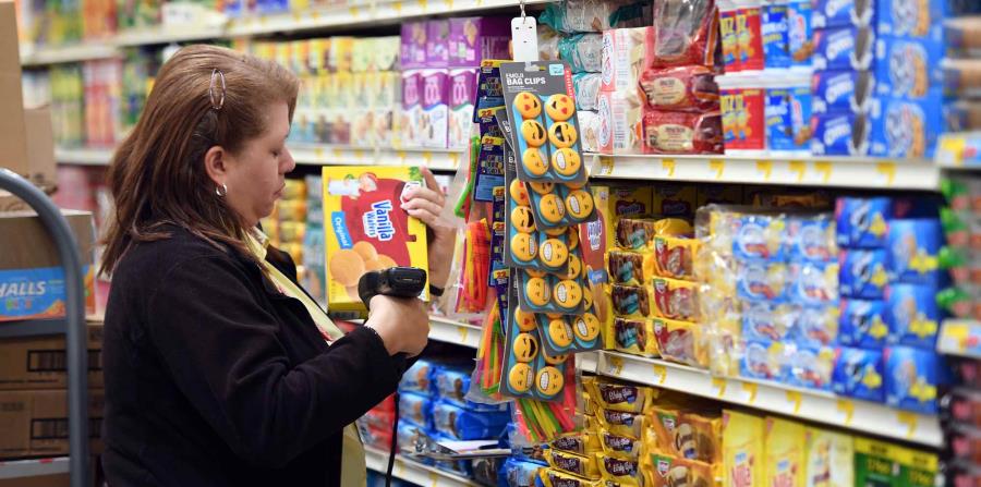 Una empleada marca los precios de unas galletas en el supermercado. (GFR Media) (horizontal-x3)