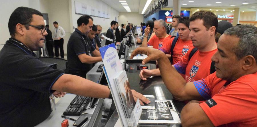 Registro del equipo de misión, servicios médicos y prensa. (Suministrada) (horizontal-x3)