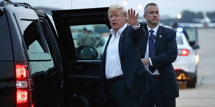 Donald Trump, presidente de Estados Unidos, saluda a la prensa. (horizontal-x3)