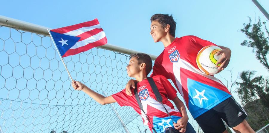 Fabián Martínez del Valle, izquierda, y Luis Alberto Lozada, de la escuela de Fútbol Taurinos de Cayey, estarán en Rusia para participar del evento “Fútbol por la Amistad” (horizontal-x3)