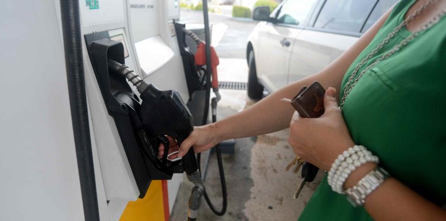 Una mujer se dispone a llenar el el tanque de su auto con gasolina. (GFR Media) (horizontal-x3)