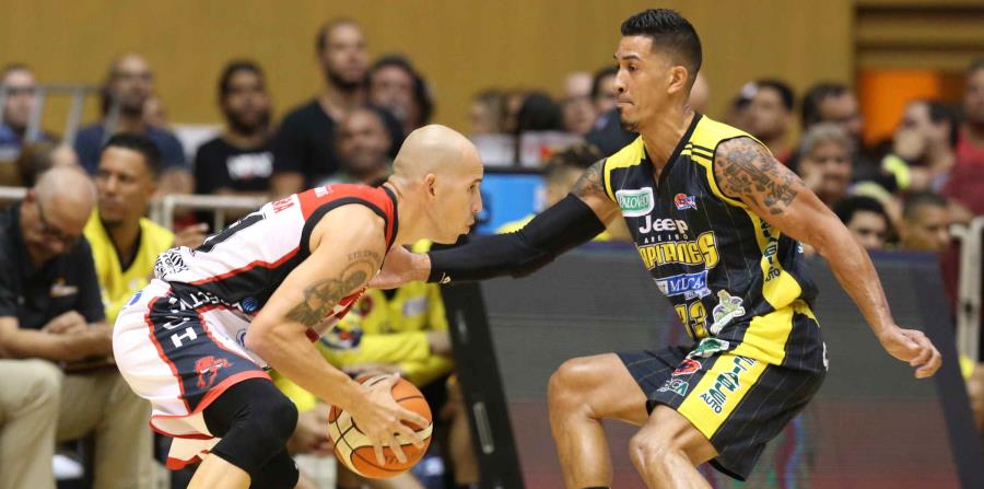 Carlos Rivera, de los Leones, trata de avanzar ante la defensa de David Huertas, de los Capitanes. (david.villafane@gfrmedia.com) (horizontal-x3)
