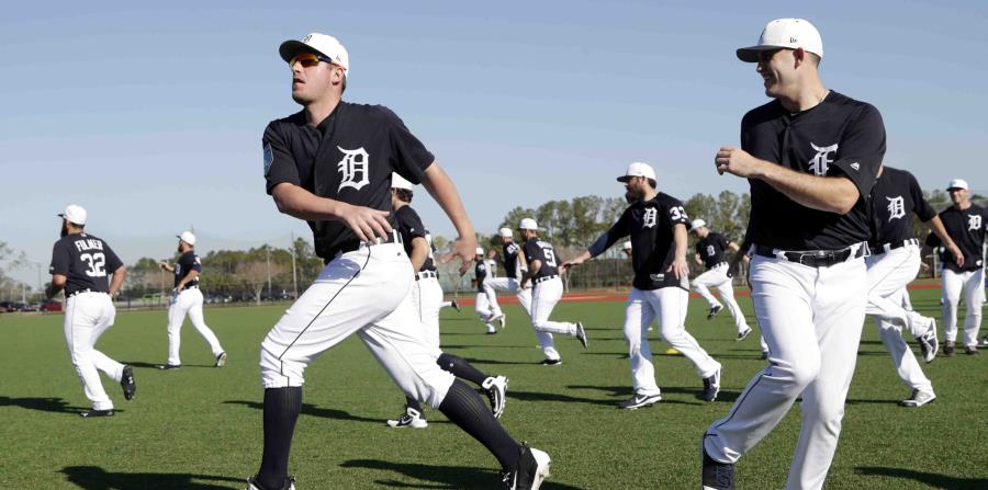Jugadores de los Tigres de Detroit durante un estiramiento en el campamento primaveral del equipo, el viernes 16 de febrero de 2018, en Lakeland, Florida. (horizontal-x3)