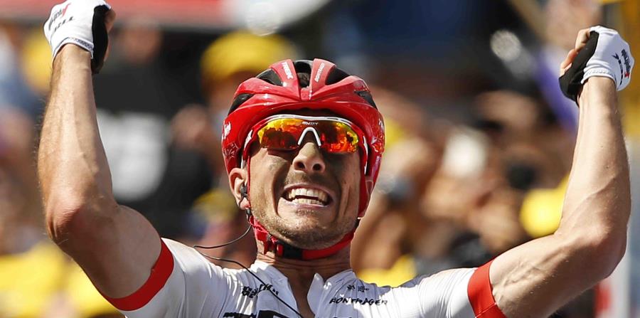 El alemán John Degenkolb festeja tras cruzar la meta y ganar la novena etapa del tour de Francia en Roubaix (horizontal-x3)