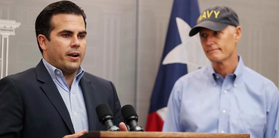 El gobernador de Florida y aspirante a congresista, Rick Scott, estuvo muy activo en la isla tras el paso del huracán María. En la foto, junto al gobernador Ricardo Rosselló. (GFR Media) (horizontal-x3)