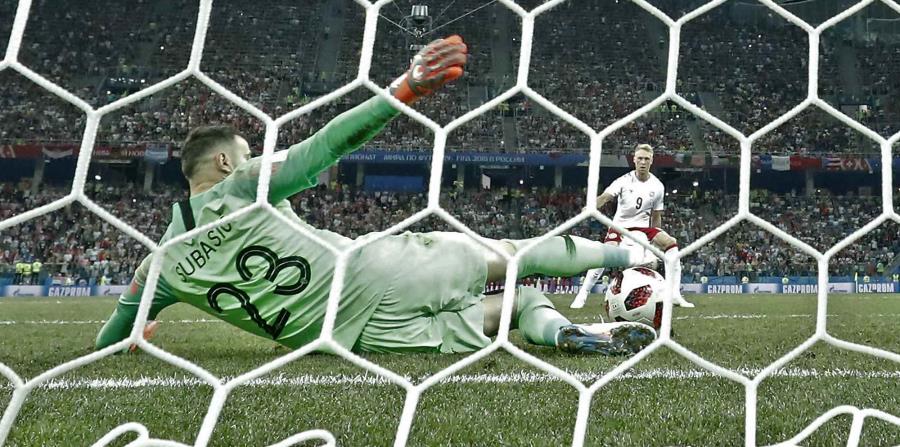 El portero de Croacia Danijel Subasic detiene un penal del danés Nicolai Jorgensen en el partido de octavos de final. (AP) (horizontal-x3)